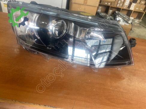 Skoda Octavia Sağ Ön Far çıkma parça