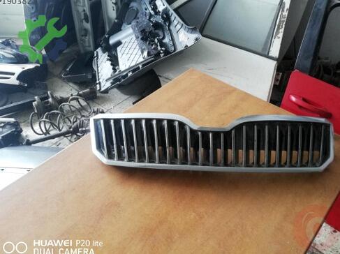 Skoda Superb Ön Panjur çıkma parça