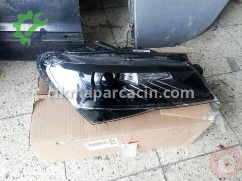 Skoda Superb Sağ Ön Far çıkma parça