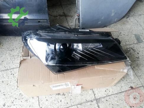Skoda Superb Sağ Ön Far çıkma parça