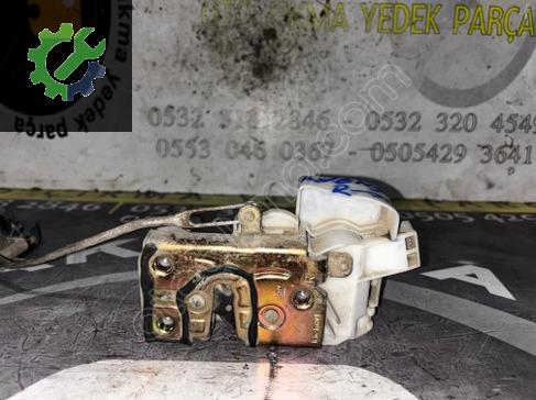 Toyota Avensis Sağ Ön Kapı Kilidi 1998-2002 çıkma parça