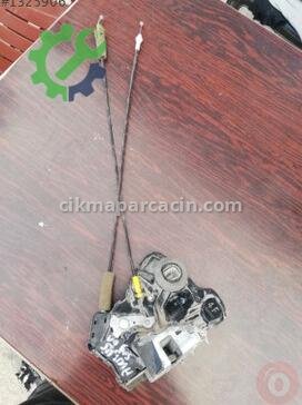 Toyota Avensis Sağ Ön Kapı Kilidi çıkma parça