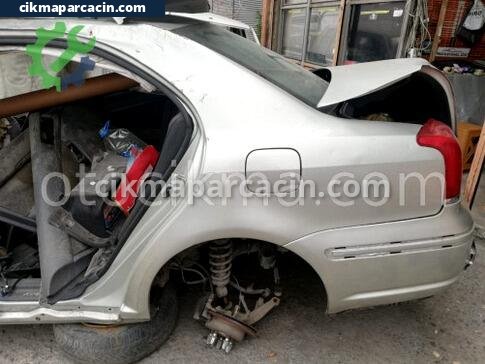 Toyota Avensis Sol Arka Çamurluk çıkma parça