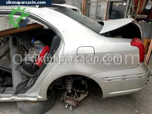 Toyota Avensis Sol Arka Çamurluk çıkma parça