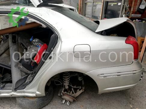 Toyota Avensis Sol Arka Çamurluk çıkma parça