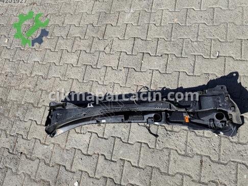 Toyota Corolla Ön Cam Izgarası çıkma parça