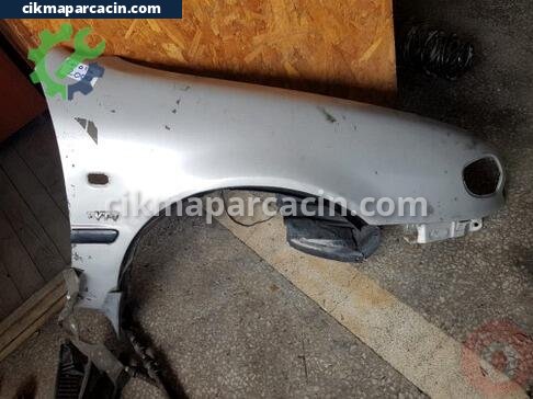 Toyota Corolla Sağ Ön Çamurluk çıkma parça