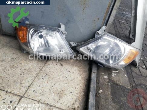 Toyota Hilux Sol Ön Far çıkma parça