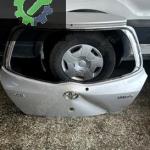 Toyota yaris bagaj  kapağı