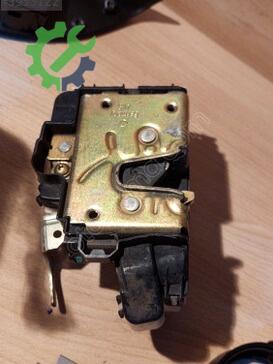 Volkswagen Polo Sağ Ön Kapı Kilidi çıkma parça