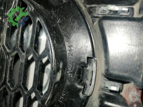 Volvo V40 Ön Panjur çıkma parça