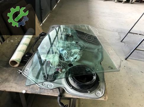 Volkswagen Caddy Sağ Ön Kapı Camı 0001057 çıkma parça
