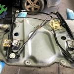 VW CADY SAĞ ÖN KAPI İÇ SACI CAM KRİKO İSKELETLİ 05-15 ORJ ÇIKMA