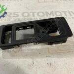 VW TRANSPORTER T7 SOL ÖN CAM AÇMA DÜĞME ÇERÇEVESİ 7E5867255B