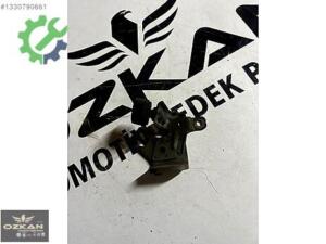 03G103941K AUDİ A6 C6 MOTOR ÜST KAPAK AYAĞI BRAKETİ
