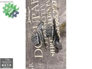 16D823302 JETTA KAPUT MENTEŞESİ SAĞ SOL FÜME 16D823301