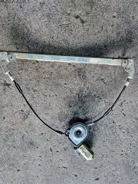 Peugeot 605 Sol Ön Cam Krikosu çıkma parça