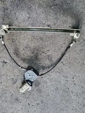 Peugeot 605 Sol Ön Cam Krikosu çıkma parça