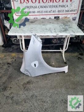 Toyota Yaris Sağ Ön Çamurluk çıkma parça