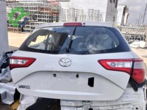 2017 Toyota Yaris beyaz bagaj kapağı