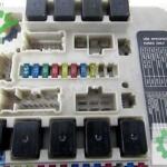 284B7EB310 Nissan Navara D40 Pathfinder R51 Sigorta Kutusu