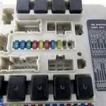 284B7EB310 Nissan Navara D40 Pathfinder R51 Sigorta Kutusu