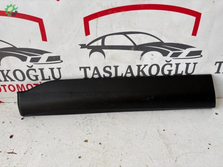 Toyota Corolla Cross Kapı Çıtası çıkma parça