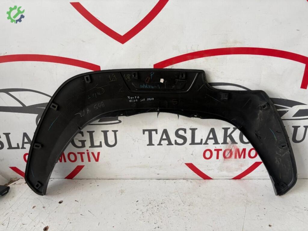 Toyota Hilux Sol Arka Çamurluk çıkma parça