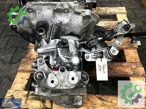 Opel Corsa Şanzıman Komple 649354685 çıkma parça