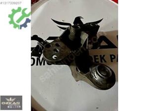8E0199352F AUDİ A4 VW PASSAT B5 MOTOR KULAĞI BAĞLANTI BRAKETİ