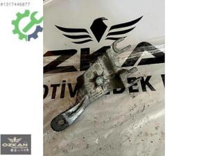 8E0864283 AUDİ A4 KOLÇAK SABİTLEME AYAĞI BRAKETİ