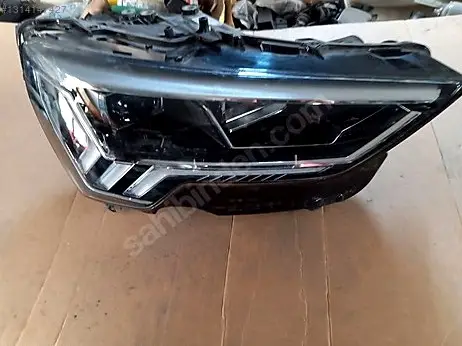 Audi Q3 Sağ Ön Far çıkma parça