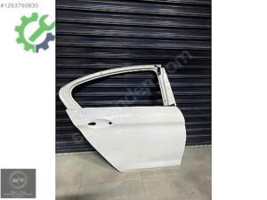 BMW G30 BEYAZ SAĞ ARKA KAPI