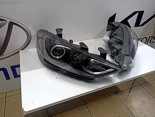 Hyundai Elantra Sağ Ön Far çıkma parça