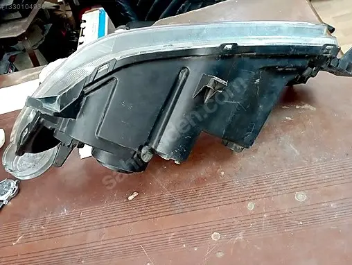 Mazda 3 Sağ Ön Far çıkma parça