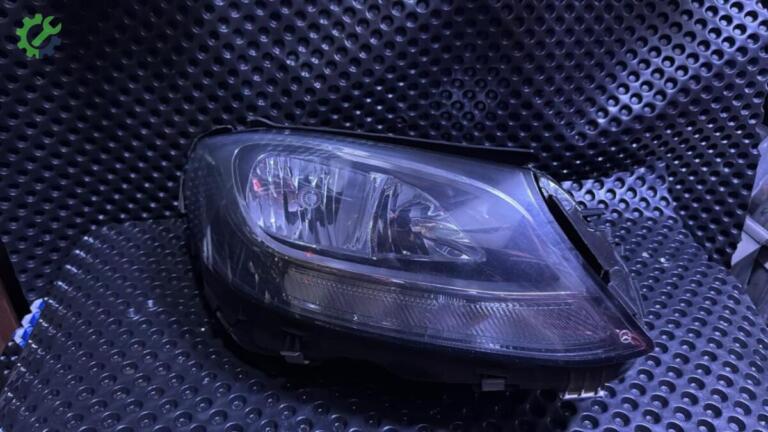 Mercedes-Benz C Serisi Far çıkma parça