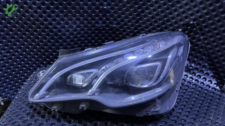 Mercedes-Benz E Serisi Far çıkma parça