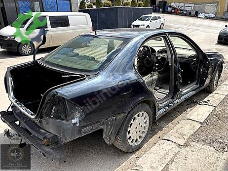 Mercedes-Benz E Sağ Arka Çamurluk çıkma parça