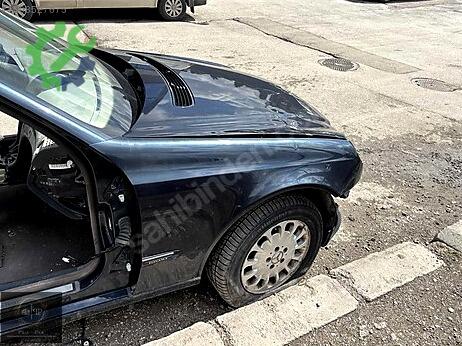 Mercedes-Benz E Sağ Ön Çamurluk çıkma parça