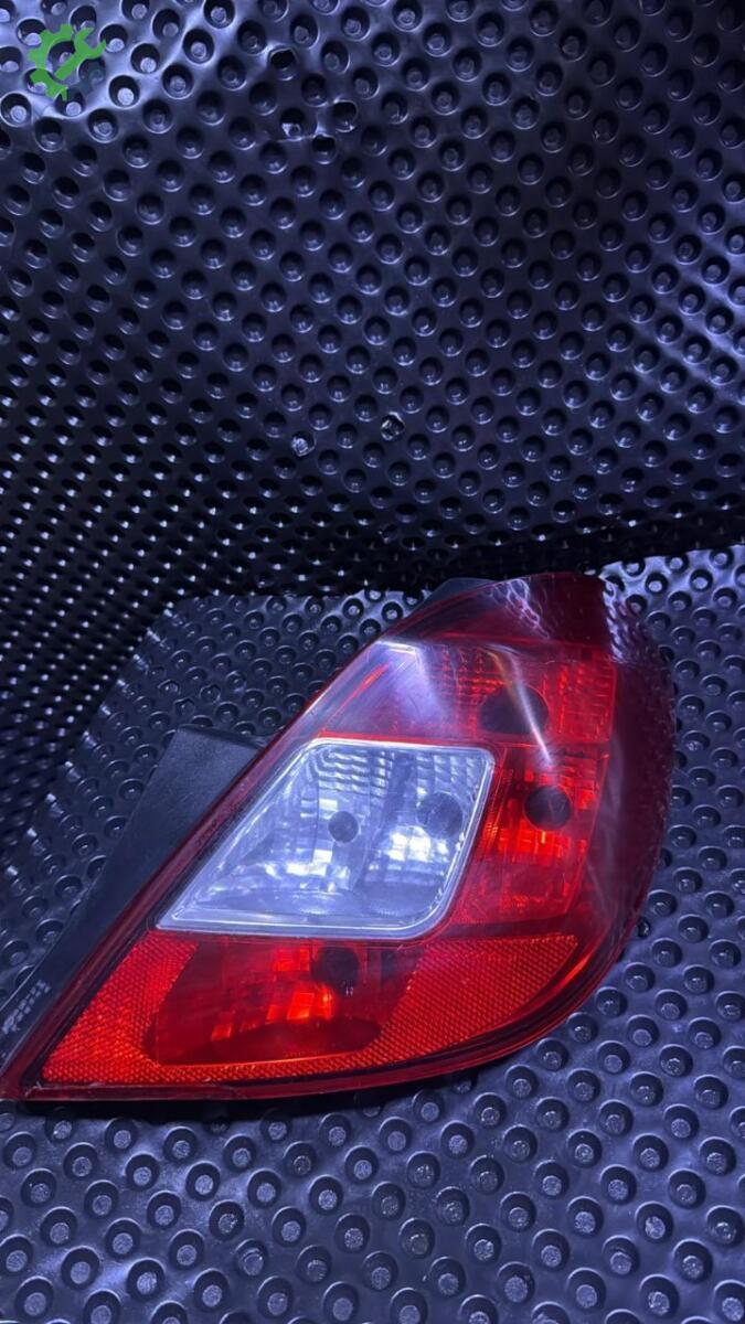 Opel Corsa Sağ Stop çıkma parça