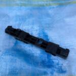 OPEL CORSA E SOL ARKA TAMPON BRAKETİ 39002837