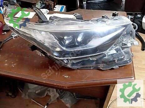 Toyota Auris Sağ Ön Far çıkma parça