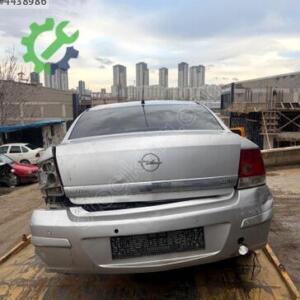Opel Astra H sedan bagaj kapağı
