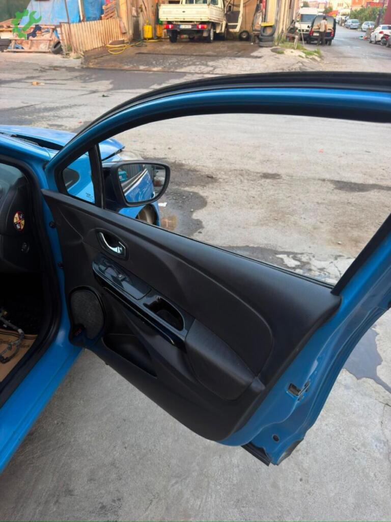 Renault Clio Sağ Ön Kapı çıkma parça