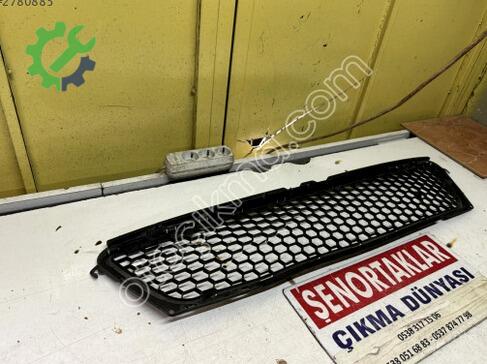 Dacia Sandero Tampon Izgarası 8200 çıkma parça
