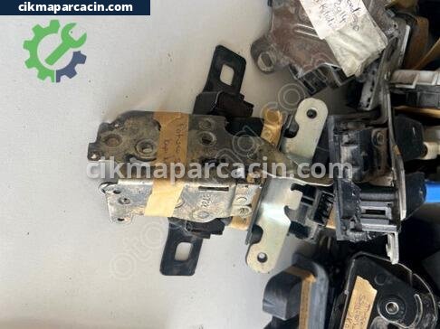 Fiat Uno Sağ Ön Kapı Kilidi çıkma parça