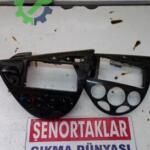FORD FOCUS 1 ORJİNAL TEYP SAAT VE KLİMA ÜNİTESİ ÇERÇEVESİ