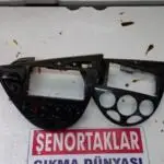 FORD FOCUS 1 ORJİNAL TEYP SAAT VE KLİMA ÜNİTESİ ÇERÇEVESİ