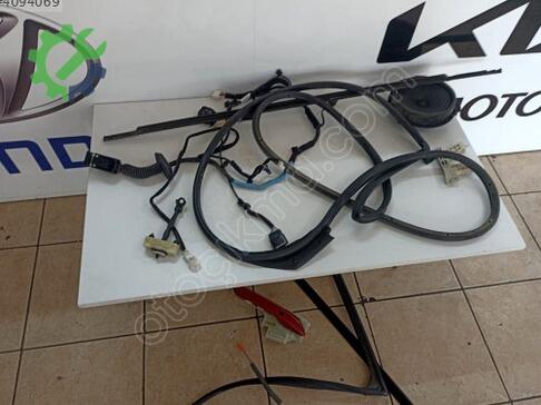 Hyundai Bayon Sağ Ön Kapı Camı çıkma parça