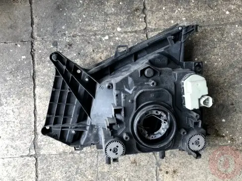 Isuzu NQR Sağ Ön Far çıkma parça